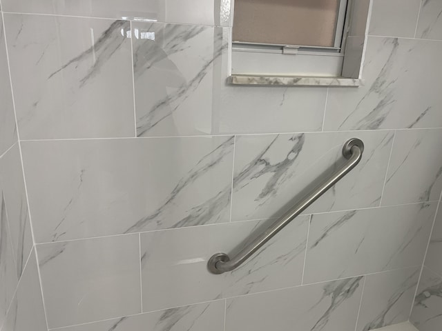 details featuring tiled shower