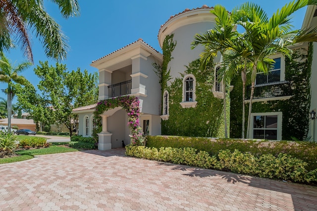 view of front of property featuring a balcony