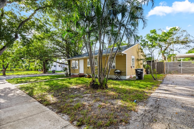 view of front of property featuring a front yard