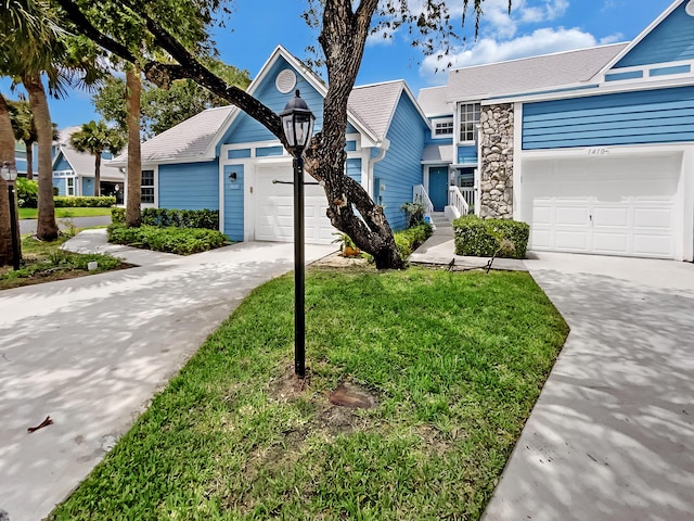 view of front of property featuring a front lawn and a garage