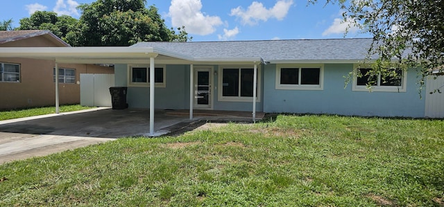 view of front of house with a carport and a front yard