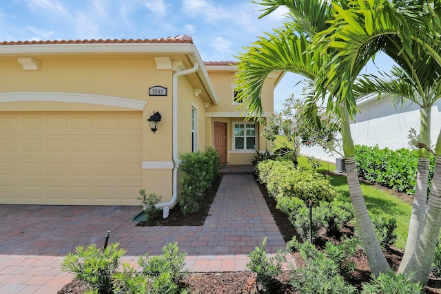 view of front of property featuring a garage