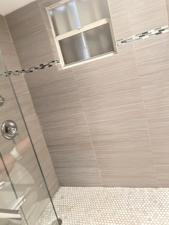 bathroom featuring tiled shower