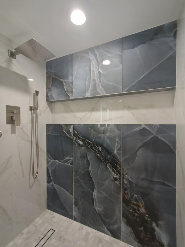 bathroom featuring a tile shower