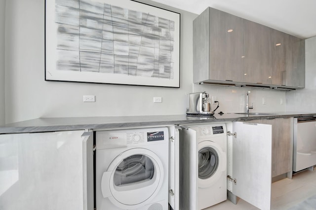 laundry room featuring washer and clothes dryer and sink