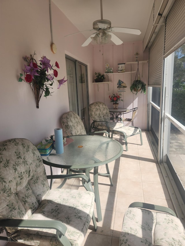 sunroom with ceiling fan