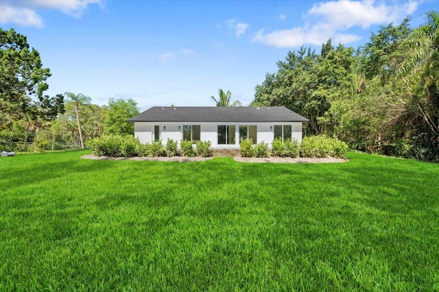 view of front of property featuring a front lawn