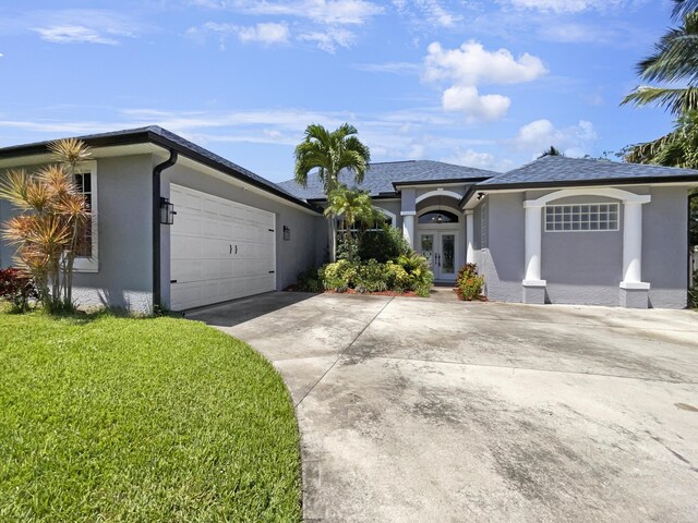 view of front facade featuring a garage and a front yard