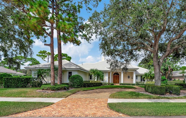 single story home with a front yard