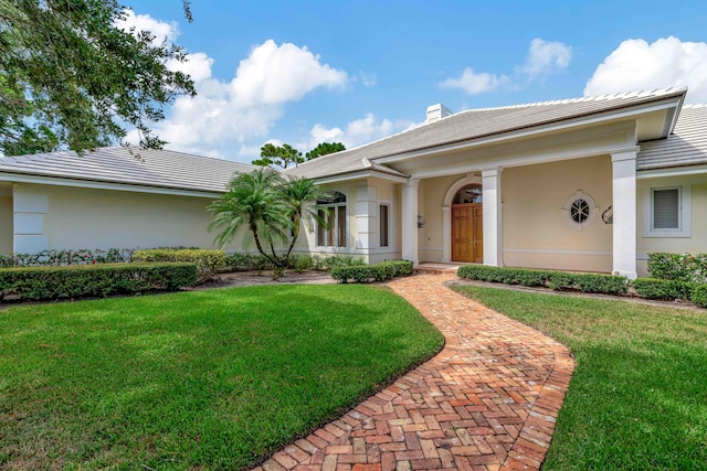 single story home featuring a front lawn