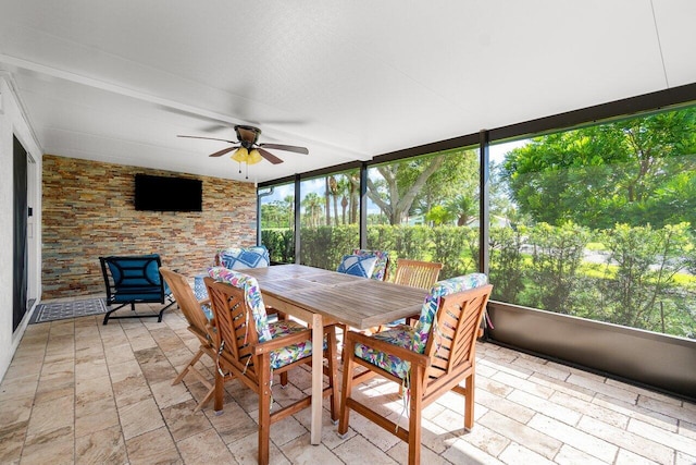 sunroom with ceiling fan