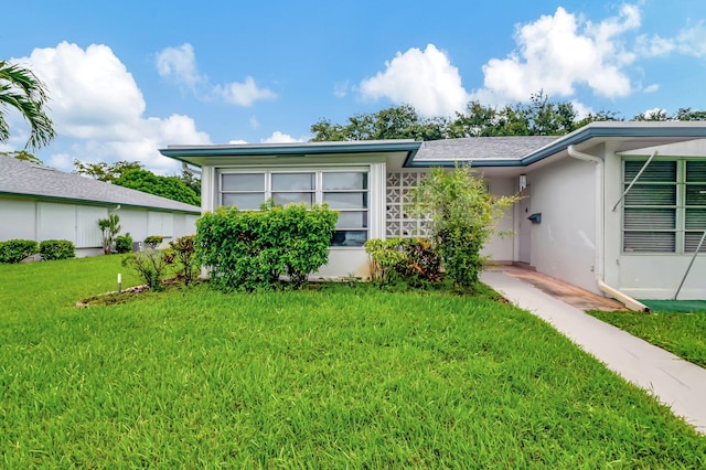 view of front of home featuring a front yard