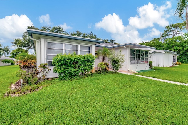 single story home featuring a front lawn