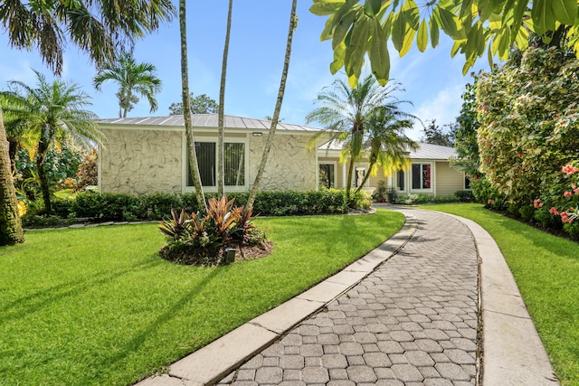 view of front of house featuring a front lawn