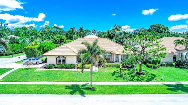 view of front of house featuring a front lawn