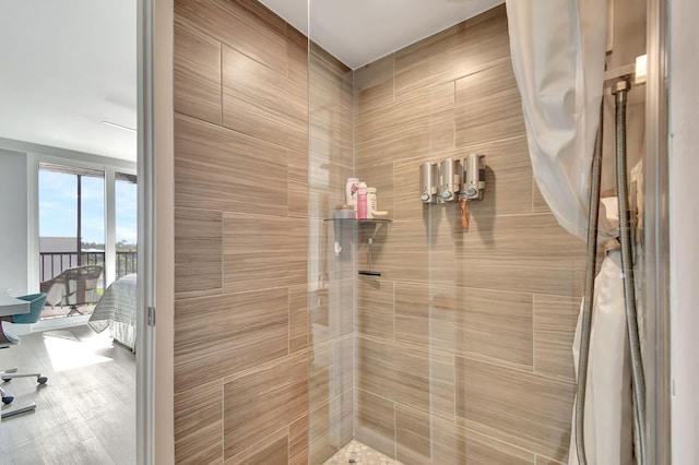 bathroom featuring a tile shower