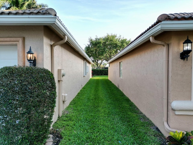 view of side of property featuring a lawn