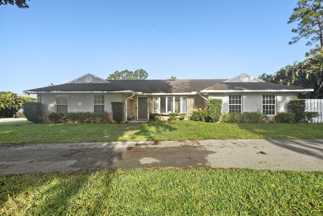 ranch-style home featuring a front lawn