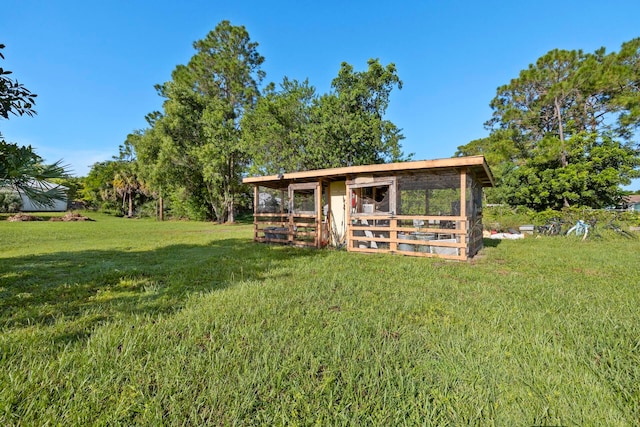 view of yard featuring an outbuilding