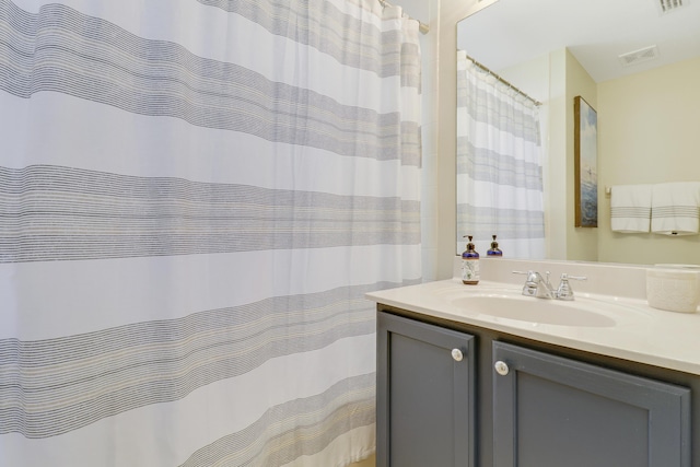 full bathroom featuring visible vents and vanity