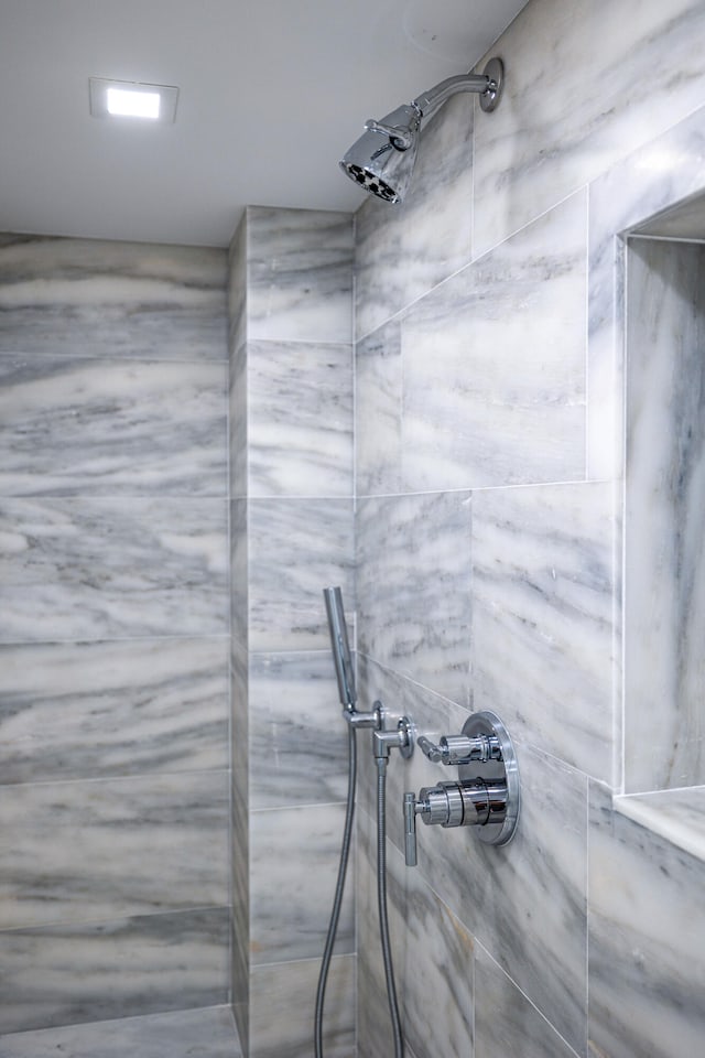 bathroom featuring a tile shower