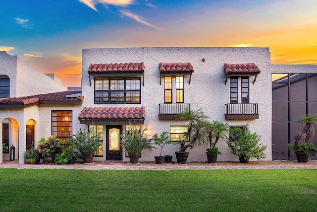 view of front of home featuring a front yard