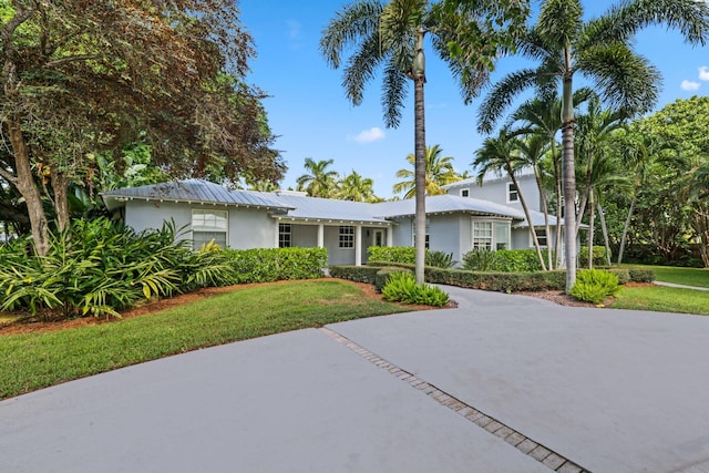 ranch-style house featuring a front lawn