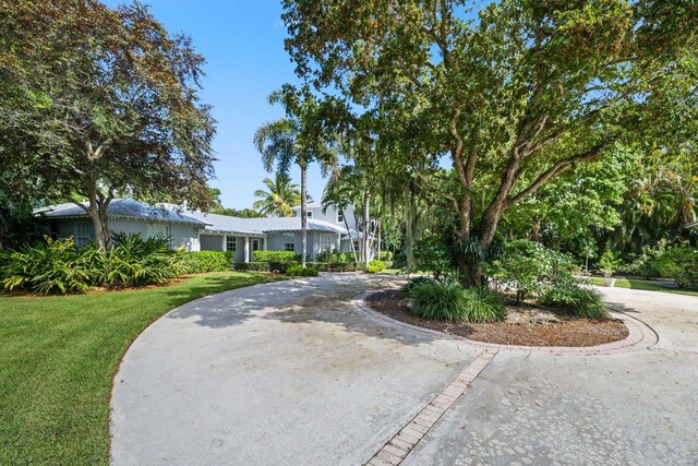 920 Hibiscus Ln, Delray Beach, FL 33444 - view of front facade featuring driveway and a front lawn