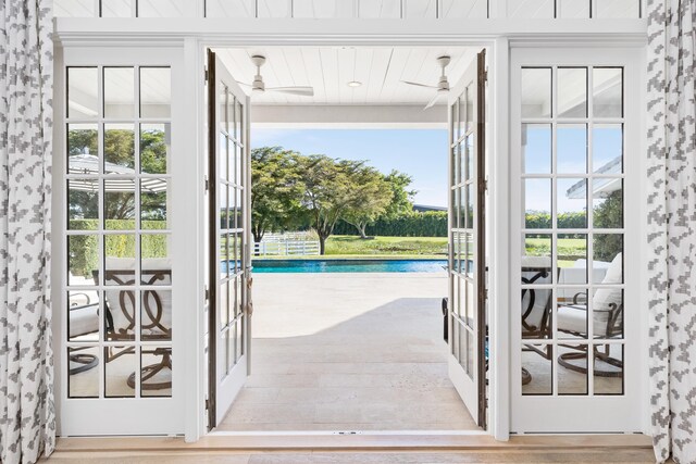 entryway featuring ceiling fan and plenty of natural light