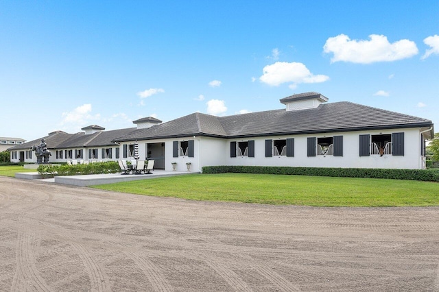 view of front of property featuring a front lawn