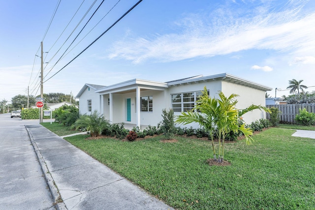 view of front of house featuring a front lawn