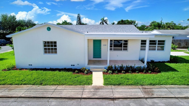 single story home featuring a front yard