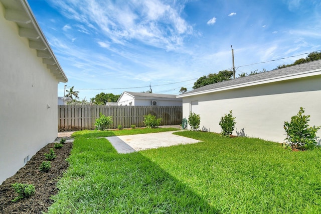 view of yard featuring a patio area