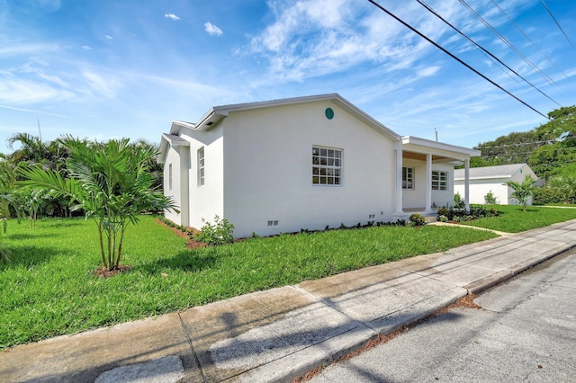 view of front of home featuring a front lawn