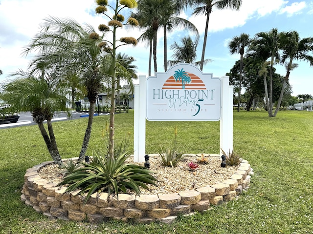 community / neighborhood sign featuring a lawn