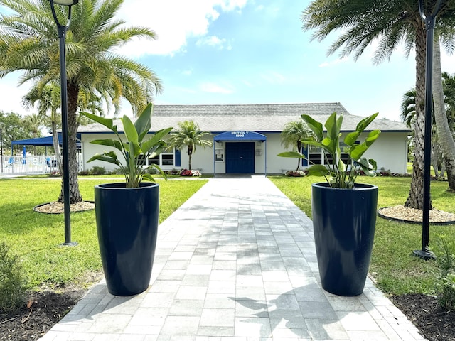 1090 N Dr Unit C, Delray Beach, FL 33445 - single story home with stucco siding, a front yard, driveway, and roof with shingles