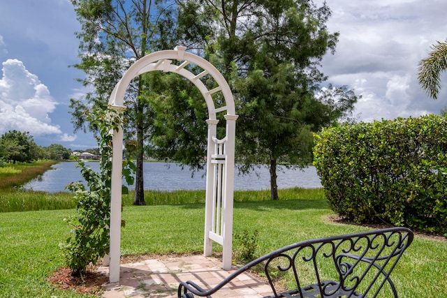 view of yard featuring a water view