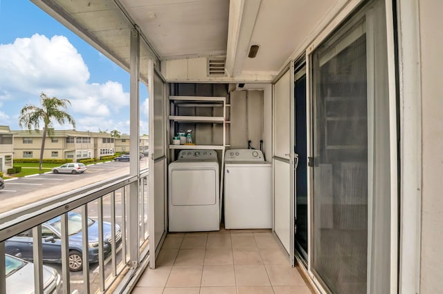 balcony featuring washing machine and clothes dryer