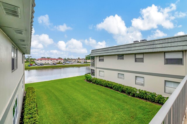 view of yard featuring a water view