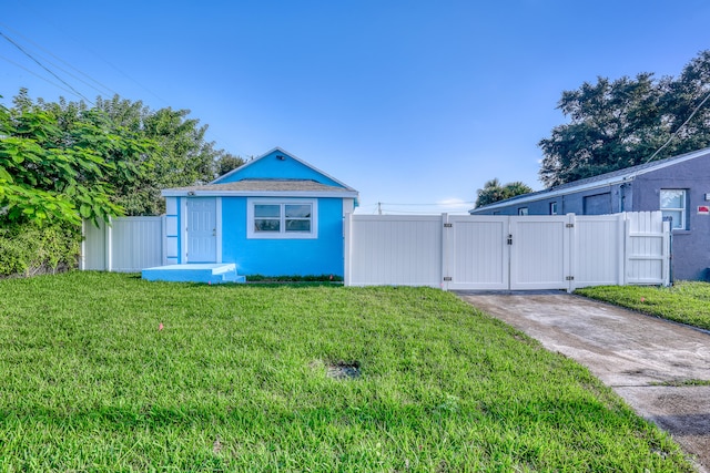 view of front of property with a front lawn