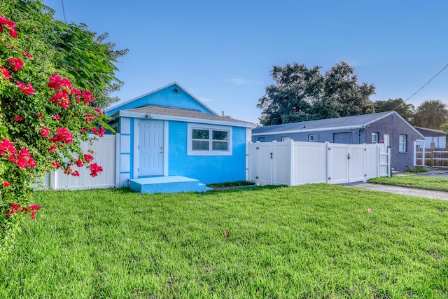 bungalow-style house featuring a front lawn