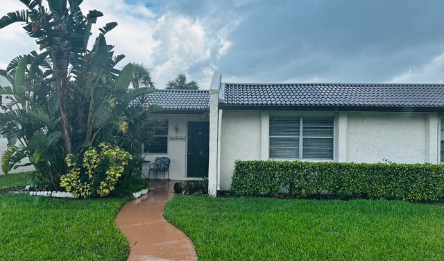 view of front of house with a front yard