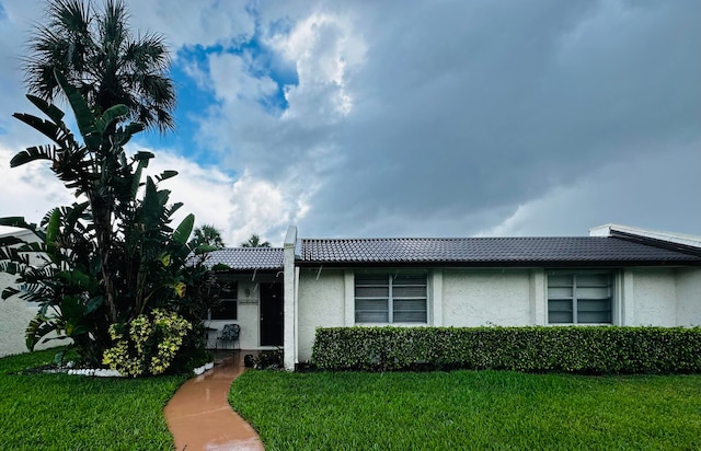 view of front of house featuring a front lawn