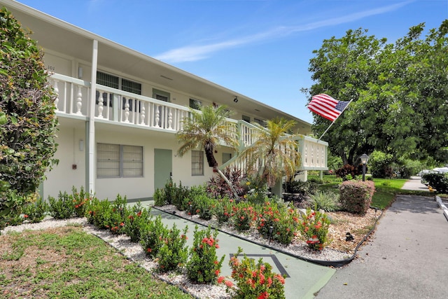 view of front of property featuring a balcony