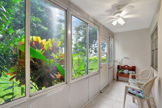 sunroom with ceiling fan