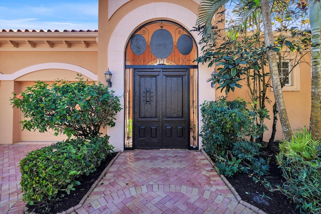 view of exterior entry with stucco siding