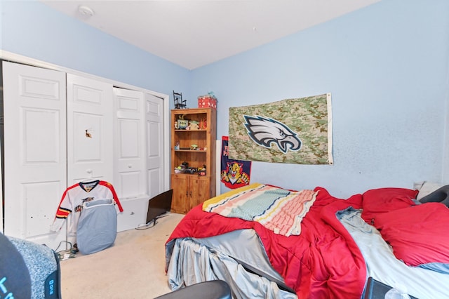 bedroom with carpet flooring and a closet