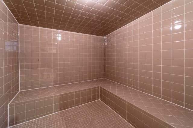 bathroom featuring a tile shower