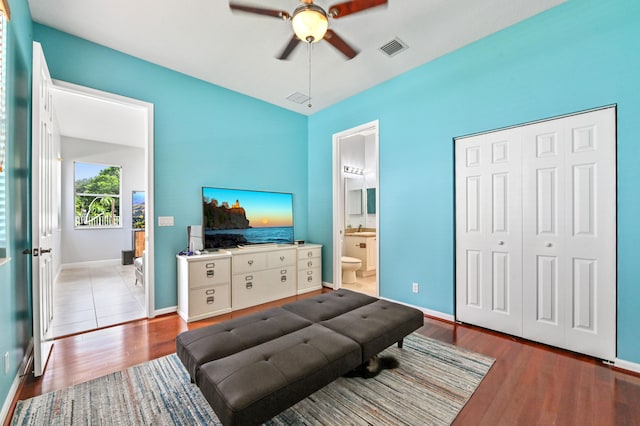 living area featuring dark hardwood / wood-style floors and ceiling fan