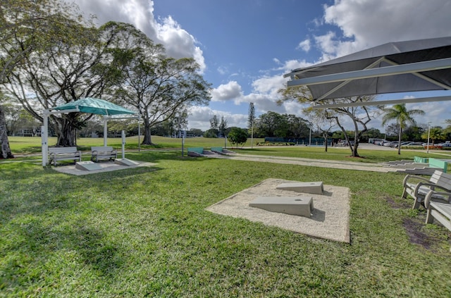 view of property's community featuring a lawn